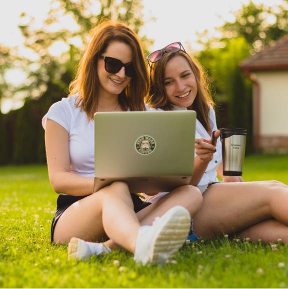 Kollégák laptopon dolgoznak a szabadban